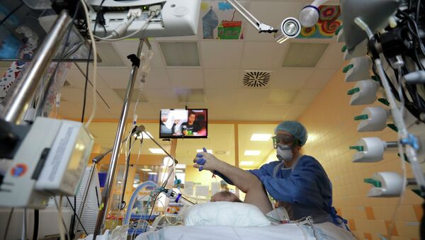 Врач поддерживает пожилого пациента в больнице с коронавирусом - Sputnik Казахстан