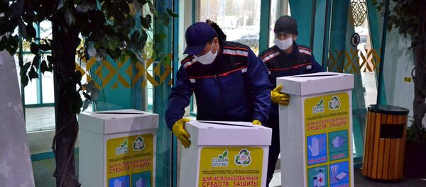 Сбор экобоксов с использованными перчаткам и масками - Sputnik Казахстан