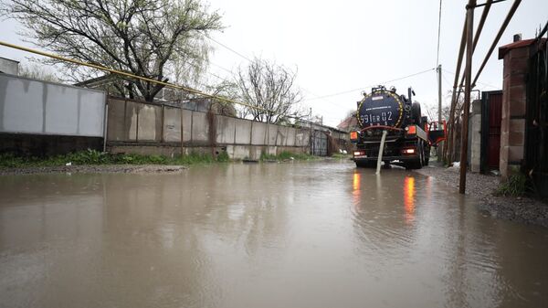 Подтопления в частном секторе после ночного дождя ликвидируют спасатели Алматы - Sputnik Казахстан