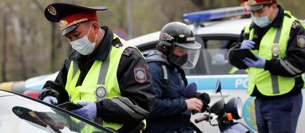 Полицейские в карантинном Алматы проверяют транспорт на улицах Полицейские в карантинном Алматы проверяют транспорт на улицах - Sputnik Казахстан