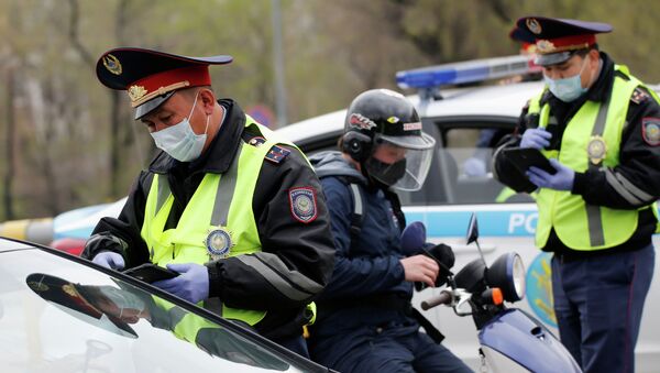 Полицейские в карантинном Алматы проверяют транспорт на улицах - Sputnik Казахстан