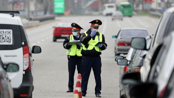 Полицейские проверяют транспорт на улицах карантинного Алматы - Sputnik Казахстан