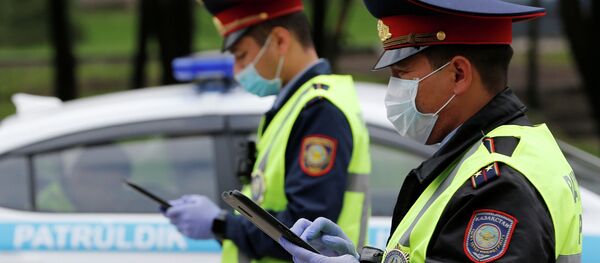 Полицейские проверяют транспорт на улицах карантинного Алматы  - Sputnik Казахстан