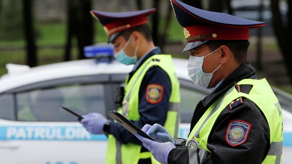 Полицейские проверяют транспорт на улицах карантинного Алматы  - Sputnik Казахстан