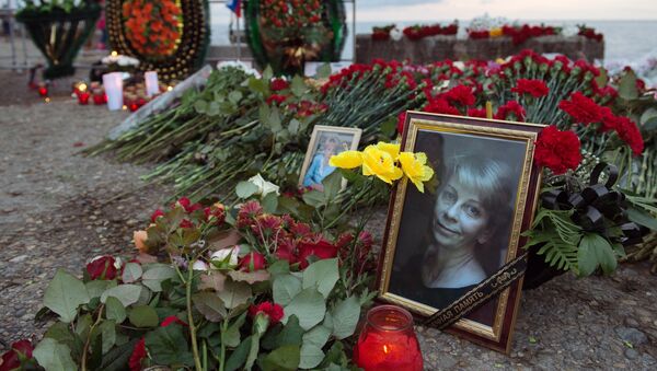 В Сочи жители города несут цветы и свечи к площади Южного мола морского порта - Sputnik Казахстан