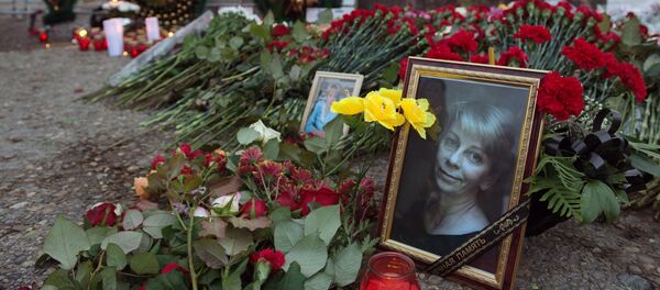 В Сочи жители города несут цветы и свечи к площади Южного мола морского порта В Сочи жители города несут цветы и свечи к площади Южного мола морского порта - Sputnik Казахстан