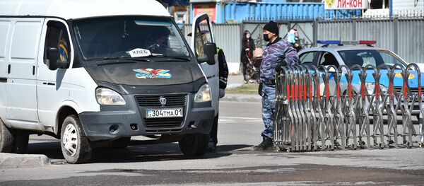 Сотрудник полиции у изолированного на карантин района в Нур-Султане - Sputnik Казахстан