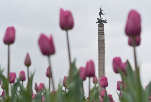 Стела на площади Республики и цветущие тюльпаны в Алматы  - Sputnik Қазақстан