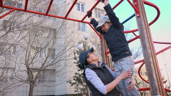 «Для нас это спасение» - видео прогулки ребенка с аутизмом  - Sputnik Казахстан