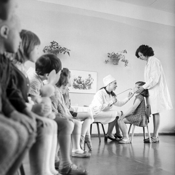 Профилактическая вакцинация детей против гриппа в одном из детских садов, 1972 год - Sputnik Казахстан
