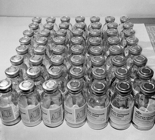 Готовая тканевая живая вакцина для профилактики и лечения гриппа в Московском научно-исследовательском институте вирусных препаратов, 1973 год - Sputnik Казахстан