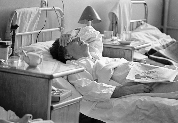 Больной с высокой температурой в палате одной из московских клиник во время всплеска заболеваемости гриппом, 1967 год - Sputnik Казахстан