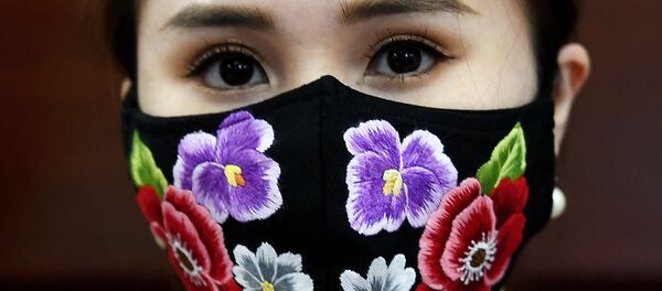 Маска для лица с ручной вышивкой от вьетнамского дизайнера Do Quyen Hoa Маска для лица с ручной вышивкой от вьетнамского дизайнера Do Quyen Hoa - Sputnik Казахстан