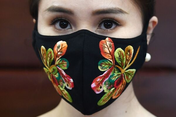  Модель в защитной маске вьетнамского дизайнера Do Quyen Hoa - Sputnik Казахстан