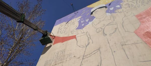 В столице на стене жилого дома по улице Сарыарка-Жангильдина рисуют мурал, посвященный врачам - Sputnik Казахстан