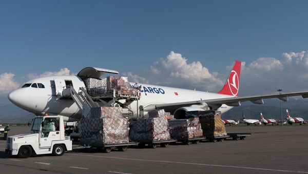 В алматинский аэропорт прибыло полтонны лекарств из Турции - Sputnik Казахстан