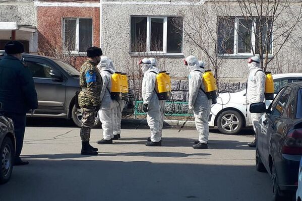 Призывники спецсборов дезинфицируют улицы в Петропавловске - Sputnik Казахстан
