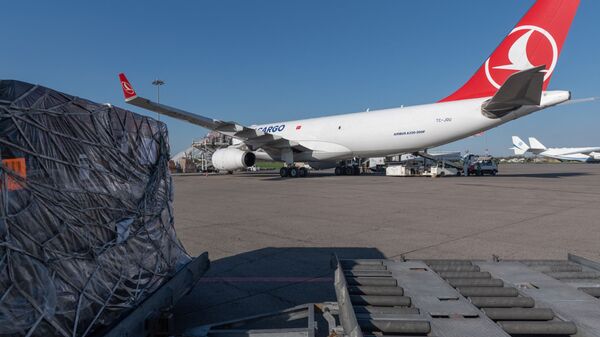 В аэропорту Алматы разгружают самолет с гуманитарной помощью из Турции - Sputnik Қазақстан