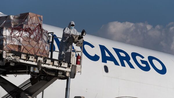 В аэропорту Алматы разгружают самолет с гуманитарной помощью из Турции - Sputnik Казахстан