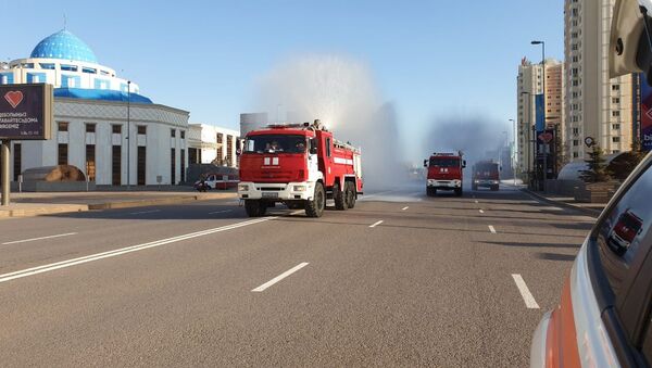 Пожарные машины дезинфицируют улицы столицы - Sputnik Казахстан