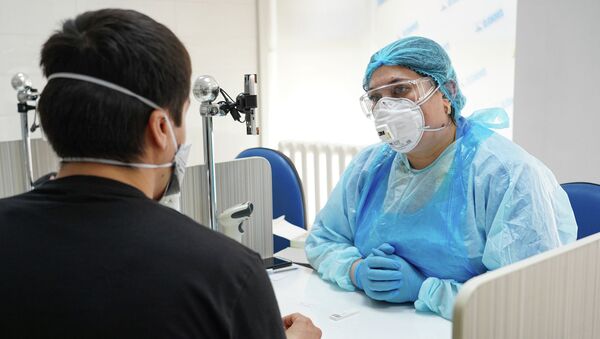 Врач готовится взять анализ крови для теста на коронавирус - Sputnik Казахстан