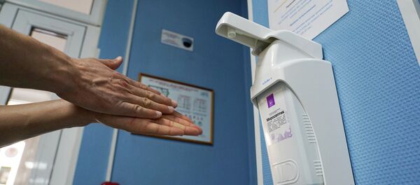 Человек обрабатывает руки антисептиком Человек обрабатывает руки антисептиком - Sputnik Казахстан