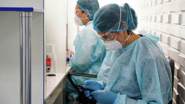 Медицинские работники готовятся принять пациентов для анализа на коронавирус - Sputnik Казахстан
