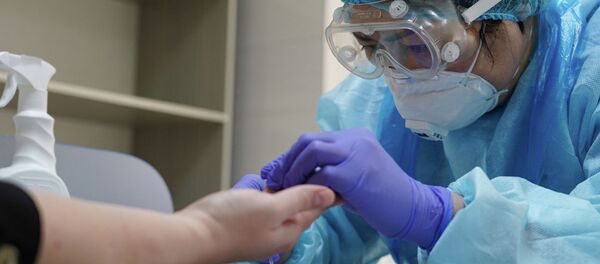 Медик берет кровь на анализ для теста на коронавирус - Sputnik Казахстан