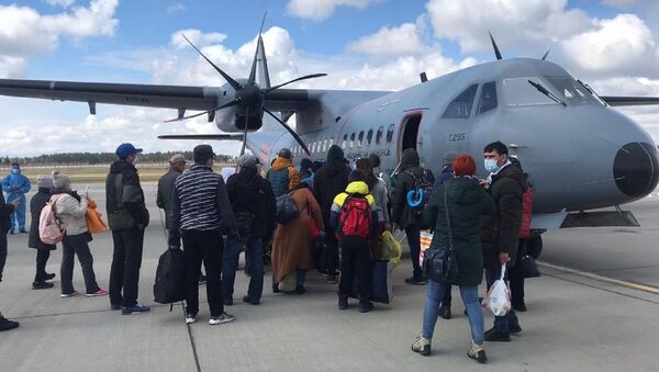 Военный борт доставил 40 казахстанцев из Минска на родину - Sputnik Казахстан