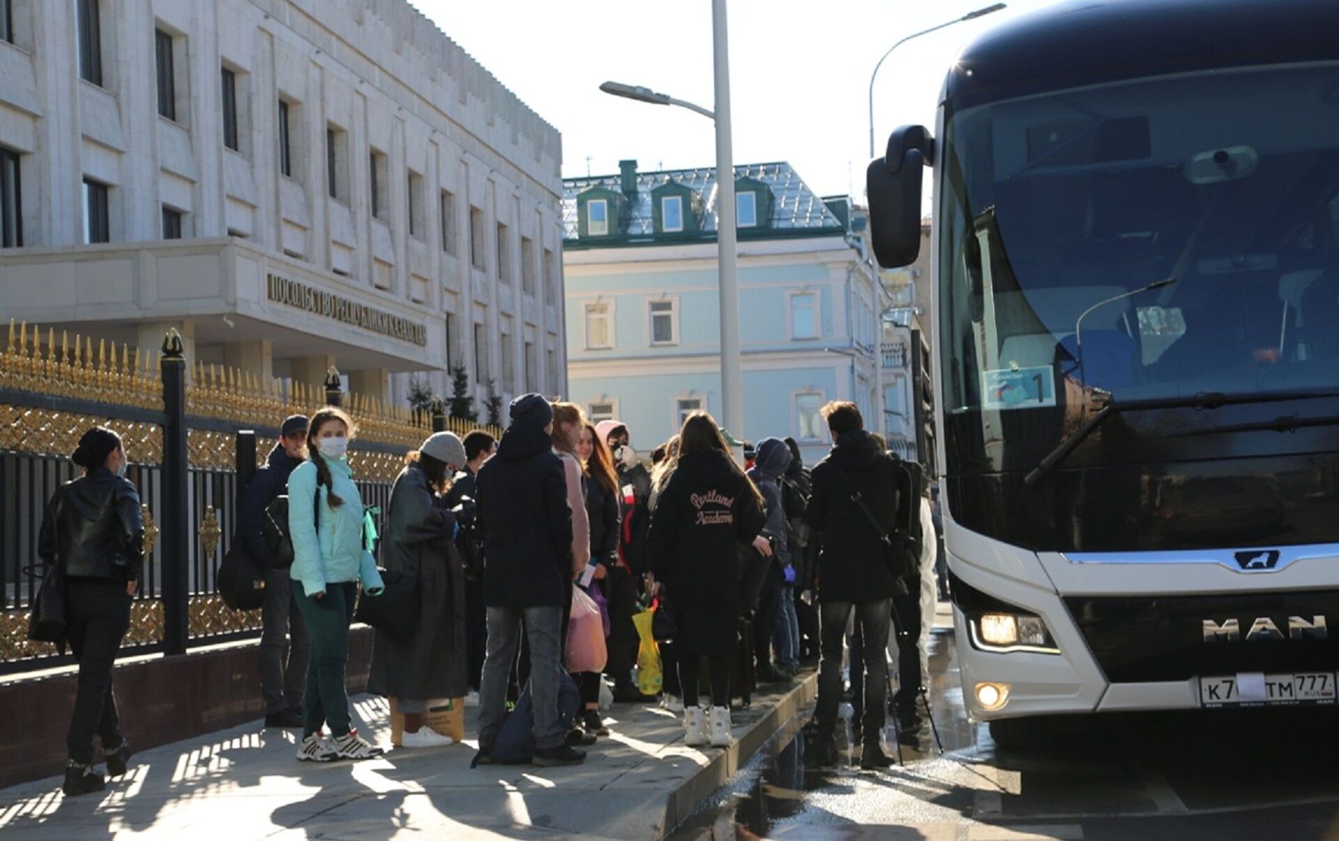 Более 250 казахстанских студентов возвращаются из Москвы на автобусах -  21.04.2020, Sputnik Казахстан