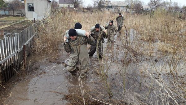 Военные спасают поселок от паводка - Sputnik Казахстан