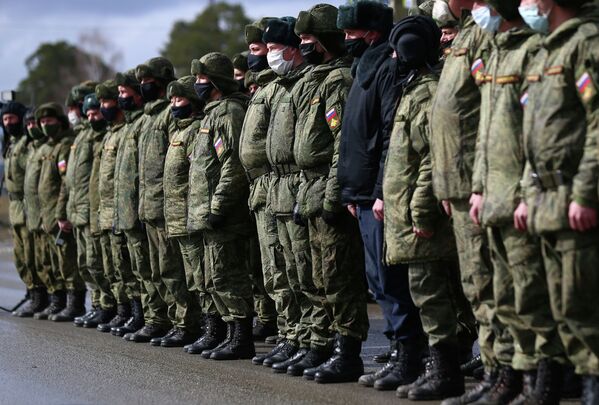 Russian servicemen wearing protective masks line up during a rehearsal for the Victory Day parade, amid the coronavirus disease (COVID-19) outbreak, in Yekaterinburg, Russia April 14, 2020. REUTERS/Alexei Kolchin - Sputnik Казахстан