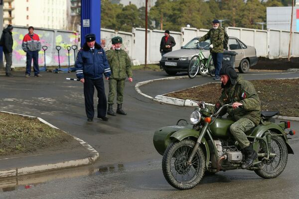 A Russian serviceman drives a motorcycle before a rehearsal for the Victory Day parade, amid the coronavirus disease (COVID-19) outbreak, in Yekaterinburg, Russia April 14, 2020. REUTERS/Alexei Kolchin - Sputnik Казахстан