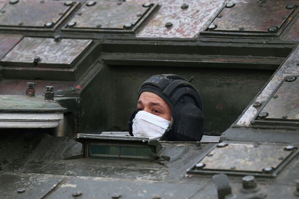 A Russian serviceman wearing a protective mask looks out of a military vehicle during a rehearsal for the Victory Day parade, amid the coronavirus disease (COVID-19) outbreak, in Yekaterinburg, Russia April 14, 2020. REUTERS/Alexei Kolchin     TPX IMAGES OF THE DAY - Sputnik Казахстан