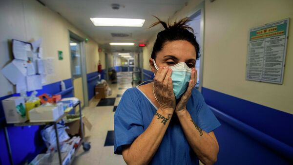Медсестра в защитной маске в пустом коридоре больницы - Sputnik Казахстан