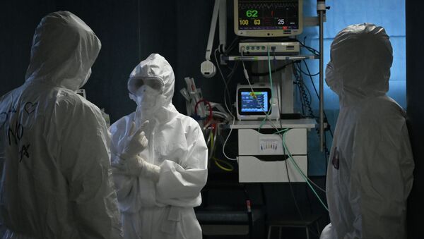 Медики в палате интенсивной терапии в больнице с коронавирусом  - Sputnik Казахстан