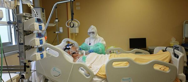 Врач в палате интенсивной терапии в больнице с коронавирусом - Sputnik Казахстан