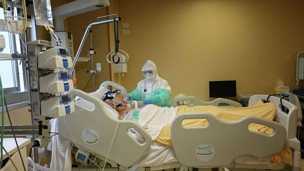 Врач в палате интенсивной терапии в больнице с коронавирусом - Sputnik Казахстан