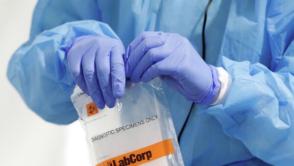 Медик держит в руках пакет с анализами на коронавирус  - Sputnik Казахстан