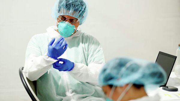 Медики в защитных костюмах во время смены в больнице с коронавирусом  - Sputnik Қазақстан