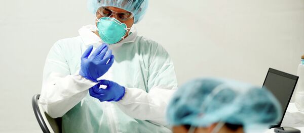 Медики в защитных костюмах во время смены в больнице с коронавирусом  - Sputnik Казахстан