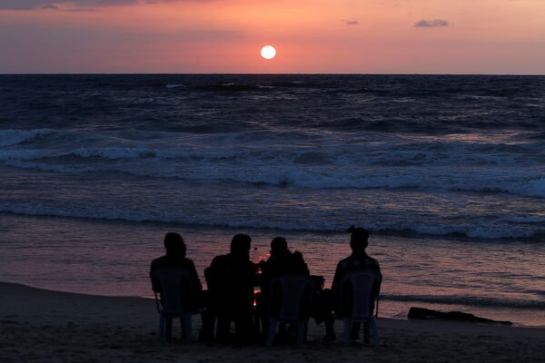 Люди во время заката на пляже в северной части Сектора Газа - Sputnik Казахстан