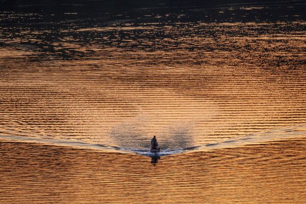 Рыбацкая лодка на реке Потомак в Вашингтоне во время заката  - Sputnik Казахстан