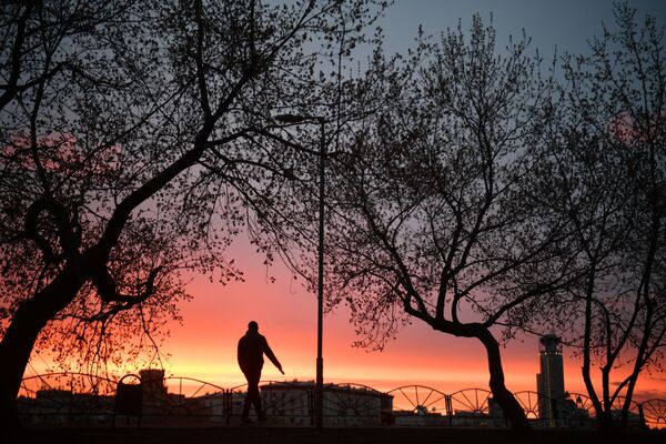 Закат солнца над Москвой во время режима самоизоляции жителей - Sputnik Казахстан