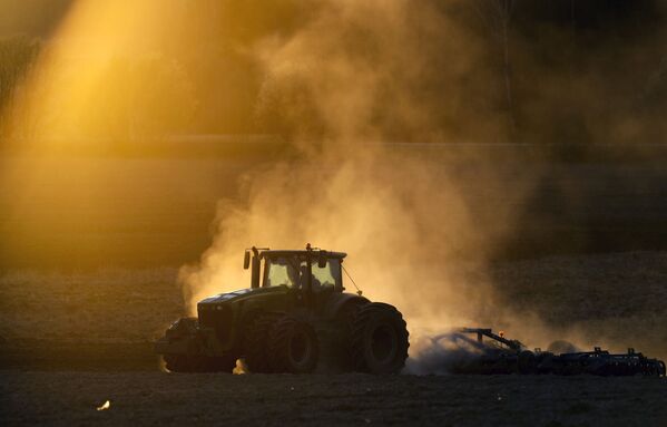 Трактор в поле на фоне заката в Минске, Белоруссия - Sputnik Казахстан