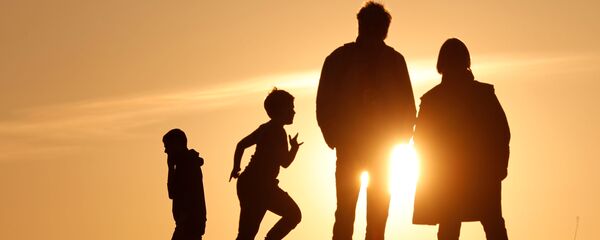 Люди наблюдают закат в Берлине, Германия - Sputnik Казахстан