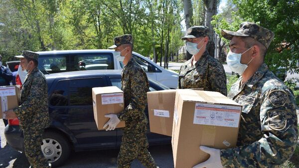 Красный полумесяц Казахстана передаст более 220 тысяч масок медикам, полицейским и военным - Sputnik Казахстан