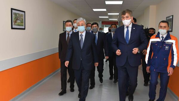 Президент Казахстана посетил модульную инфекционную больницу в Нур-Султане - Sputnik Казахстан
