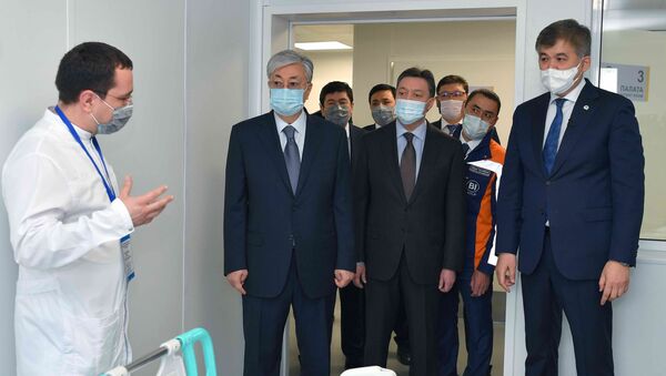 Президент Казахстана посетил модульную инфекционную больницу в Нур-Султане - Sputnik Казахстан
