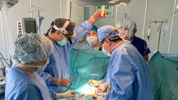 Операцию для малыша провели опытные хирурги  - Sputnik Казахстан